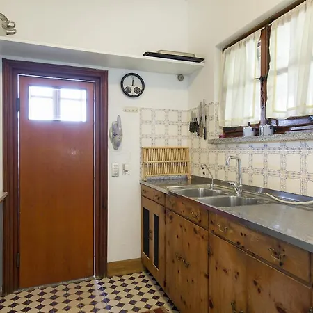 Ispra Villa Sleeps 10 With Wifi *