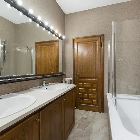 Ispra Villa Sleeps 10 With Wifi * Ispra