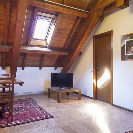 Ispra Villa Sleeps 10 With Wifi Willa