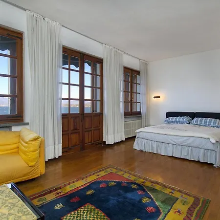 Ispra Villa Sleeps 10 With Wifi Ispra